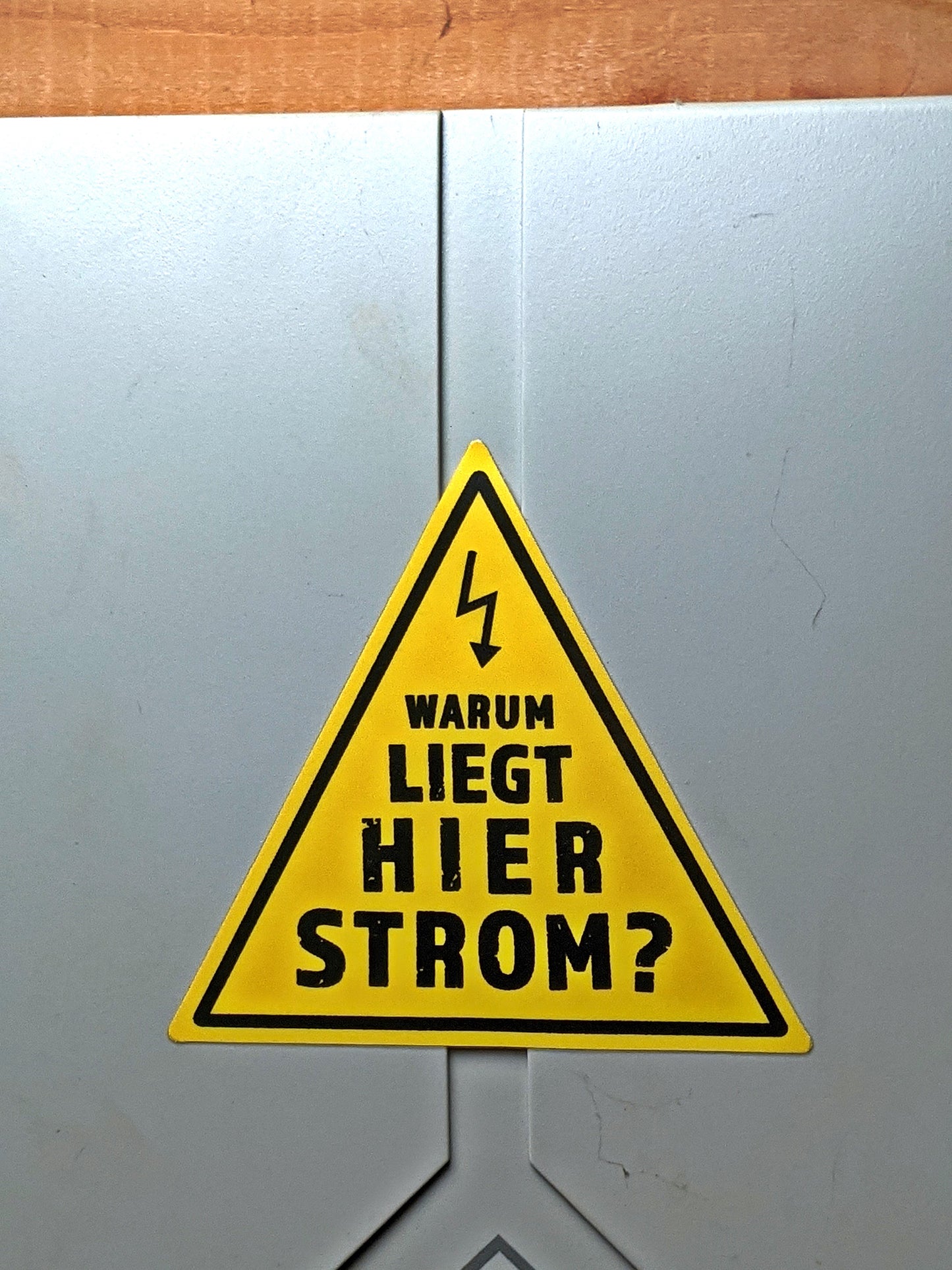 Warum liegt hier Strom Sticker
