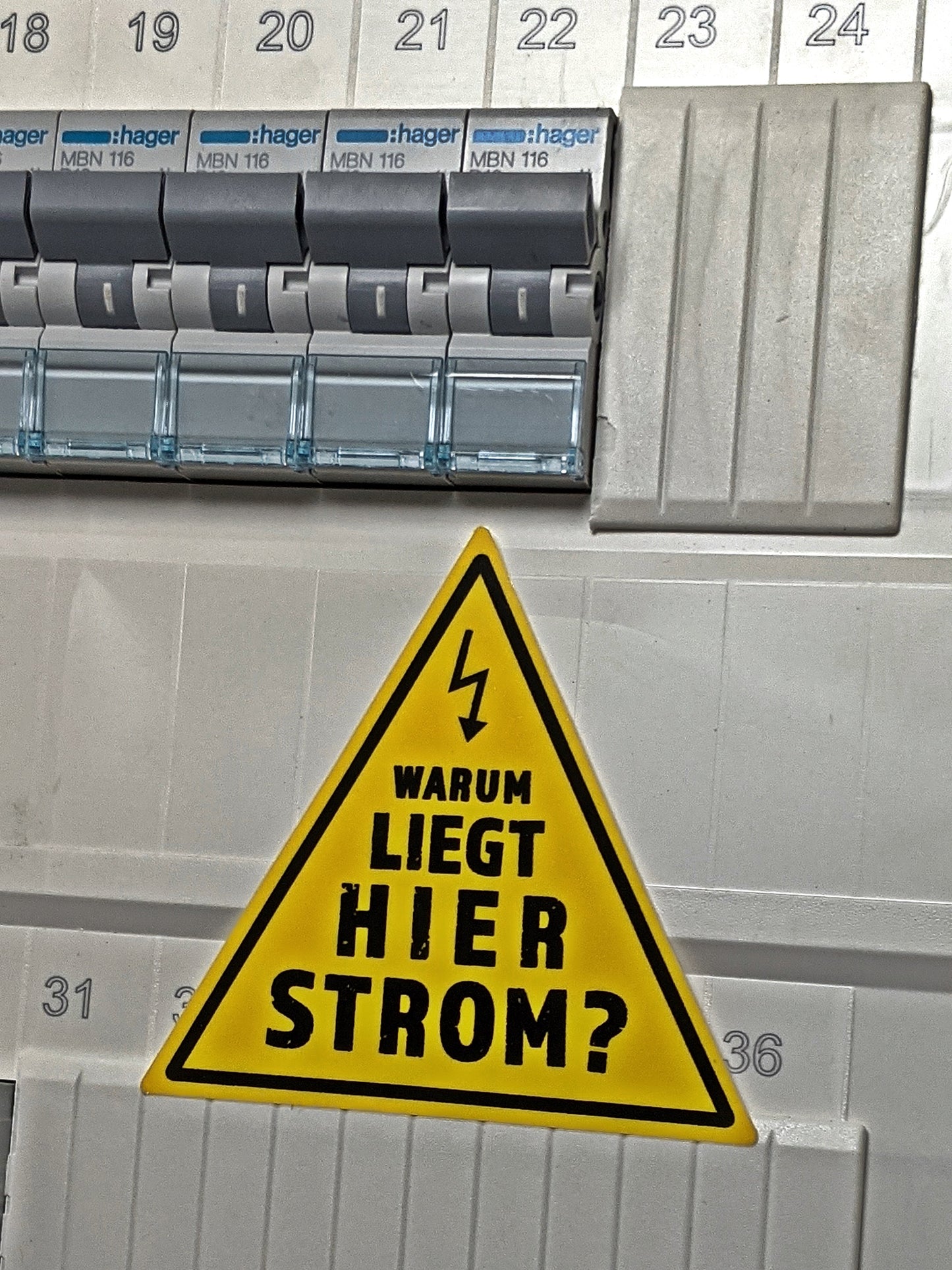 Warum liegt hier Strom Sticker
