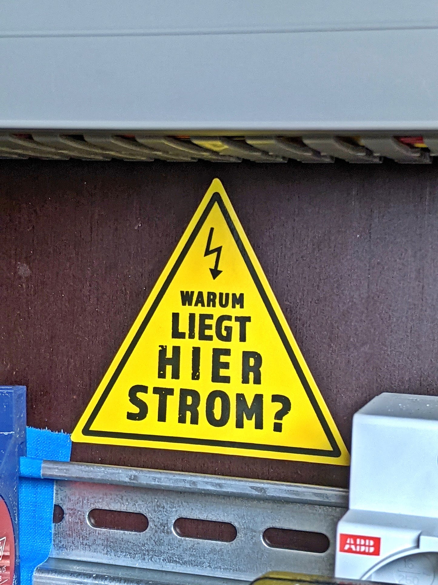 Warum liegt hier Strom Sticker